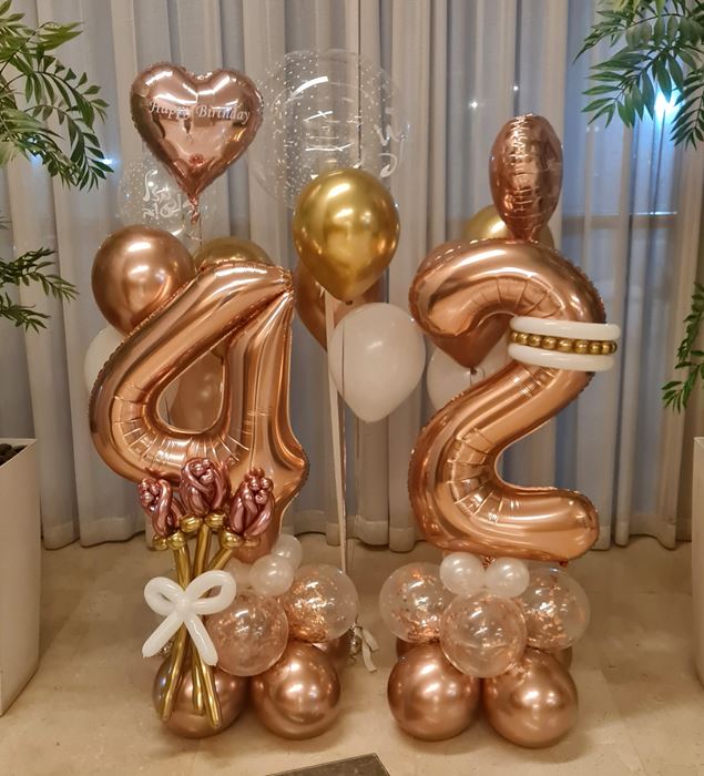 סידור בלונים כולל בלון שקוף, בלוני לב עם כיתוב ו 3 זרי בלוני הליום