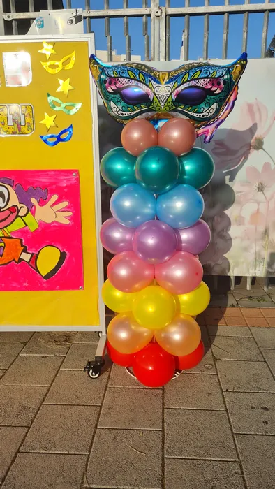 עמוד בלונים צבעוני לפורים עם מסכה