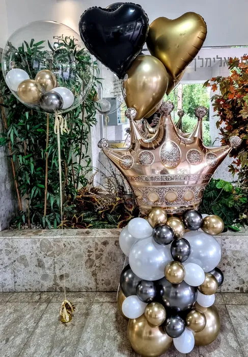 סידור בלונים לכל גיל כולל: בלון שקוף מעמד עם כתר ובלוני הליום