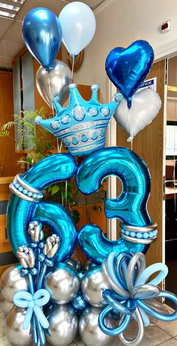 סידור בלונים בכחול וכסף
