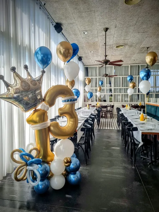 סידור בלונים לבר מצווה במסעדה