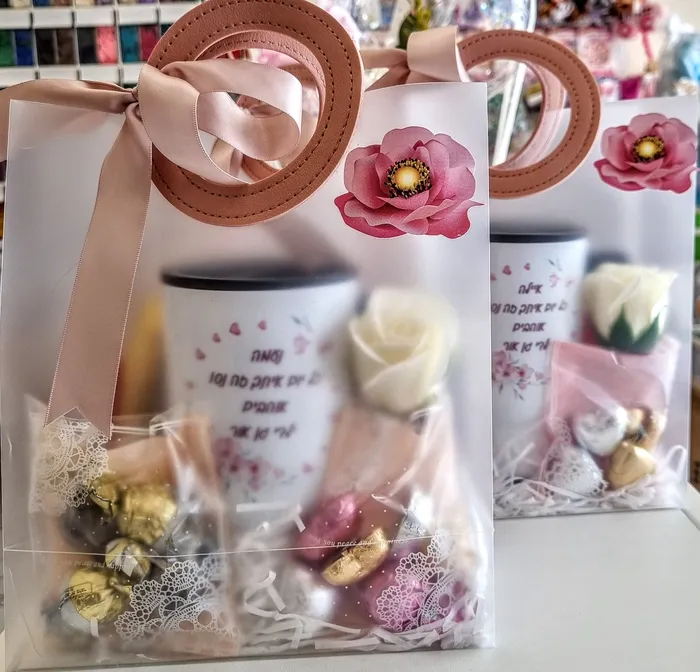 כוס תרמית בהדפסה אישית תוספת של שוקולדים ועיצוב בשקית שקופה עם פרחים