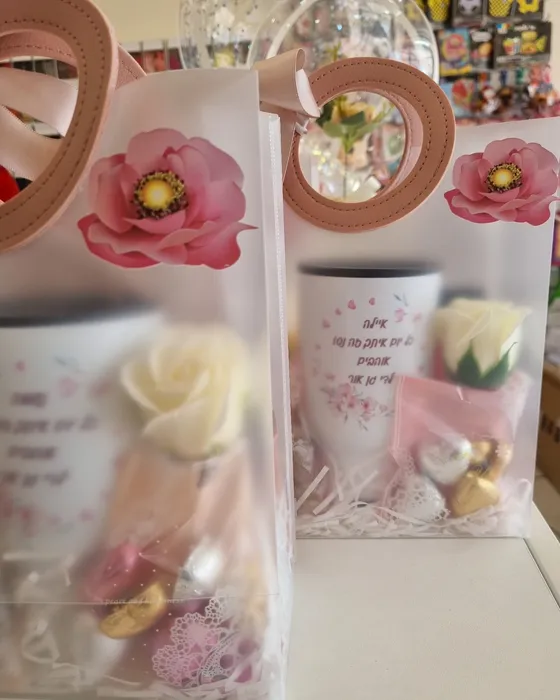 כוס תרמית בהדפסה אישית תוספת של שוקולדים ועיצוב בשקית שקופה עם פרחים