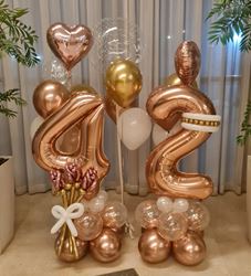 סידור בלונים כולל בלון שקוף, בלוני לב עם כיתוב ו 3 זרי בלוני הליום