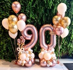 סידור בלונים לגיל 90 בגוון רוז גולד 2 ספרות מעוצבות 15 בלוני הליום גומי 12"