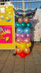 עמוד בלונים צבעוני לפורים עם מסכה