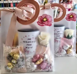 כוס תרמית בהדפסה אישית תוספת של שוקולדים ועיצוב בשקית שקופה עם פרחים