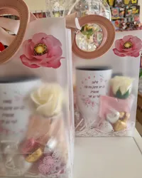 כוס תרמית בהדפסה אישית תוספת של שוקולדים ועיצוב בשקית שקופה עם פרחים