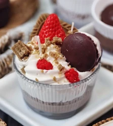 נר קינוח מקרון ותותים