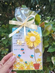 כרטיס ברכה מעוצב עם פרח נר משעוות סויה טבעית