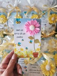 כרטיס ברכה מעוצב עם פרח נר משעוות סויה טבעית