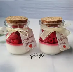 🍓 נר תות-וניל בצנצנת זכוכית – מתנה ריחנית ומעוצבת לאורחים