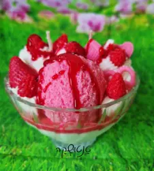 ניר קינוח גלידת תות וקצפת וניל